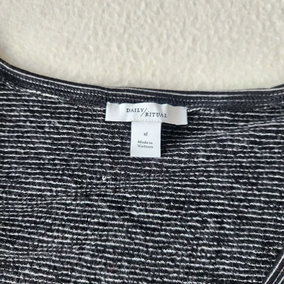 Daily Ritual Women’s Romper XL Black White Striped Sleeveless Elastic Waist - Picture 4 of 10